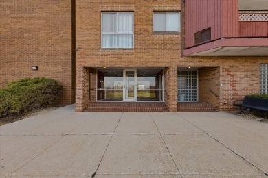Welcome to your new home!  This one bed/one bath is ready for on River Oaks Golf Course in Illinois - for sale on GolfHomes.com, golf home, golf lot