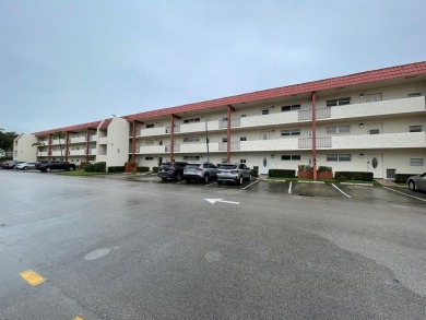 Well maintained updated 2/2 55+ condo, first floor with serene on Hollybrook Golf and Tennis Club  in Florida - for sale on GolfHomes.com, golf home, golf lot
