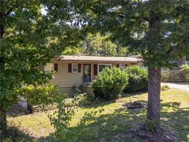Welcome to this well-kept 2 bed, 2 full bath home nestled in a on Bella Vista Country Club - Scottsdale in Arkansas - for sale on GolfHomes.com, golf home, golf lot