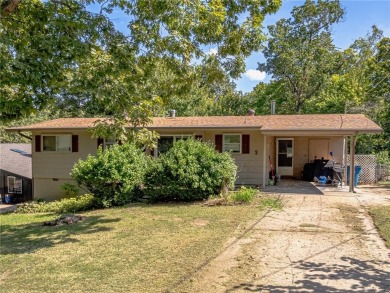 Welcome to this well-kept 2 bed, 2 full bath home nestled in a on Bella Vista Country Club - Scottsdale in Arkansas - for sale on GolfHomes.com, golf home, golf lot