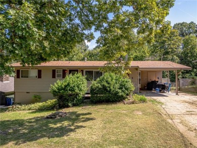 Welcome to this well-kept 2 bed, 2 full bath home nestled in a on Bella Vista Country Club - Scottsdale in Arkansas - for sale on GolfHomes.com, golf home, golf lot