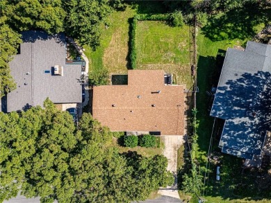 Welcome to this well-kept 2 bed, 2 full bath home nestled in a on Bella Vista Country Club - Scottsdale in Arkansas - for sale on GolfHomes.com, golf home, golf lot