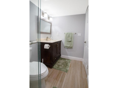 Welcome to this beautiful fully remodeled space! Bathrooms on Inverrary Country Club in Florida - for sale on GolfHomes.com, golf home, golf lot
