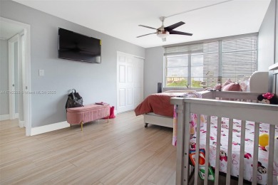 Welcome to this beautiful fully remodeled space! Bathrooms on Inverrary Country Club in Florida - for sale on GolfHomes.com, golf home, golf lot