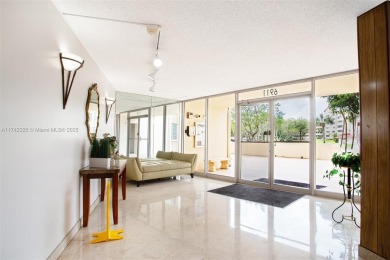 Welcome to this beautiful fully remodeled space! Bathrooms on Inverrary Country Club in Florida - for sale on GolfHomes.com, golf home, golf lot