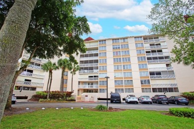Welcome to this beautiful fully remodeled space! Bathrooms on Inverrary Country Club in Florida - for sale on GolfHomes.com, golf home, golf lot