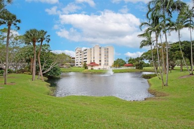 Welcome to this beautiful fully remodeled space! Bathrooms on Inverrary Country Club in Florida - for sale on GolfHomes.com, golf home, golf lot