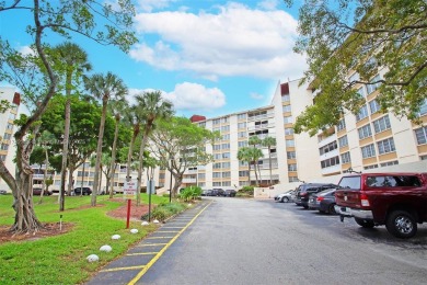 Welcome to this beautiful fully remodeled space! Bathrooms on Inverrary Country Club in Florida - for sale on GolfHomes.com, golf home, golf lot