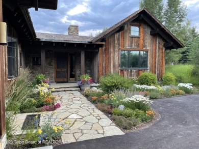 This 3 Creek Ranch cabin is situated on a corner .53-acre on 3 Creek Ranch Golf Club in Wyoming - for sale on GolfHomes.com, golf home, golf lot