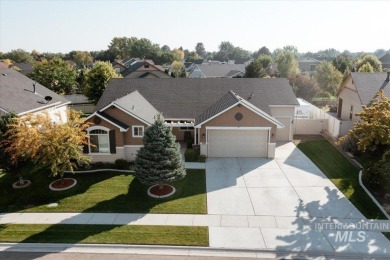 IMMACULATE and spacious single-level home on almost quarter-acre on Hunters Point Golf Club in Idaho - for sale on GolfHomes.com, golf home, golf lot