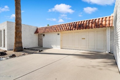 Lovely move-in ready, 1919 sq ft 2 bed/2bath furnished townhome on Sun City Lakes West and East in Arizona - for sale on GolfHomes.com, golf home, golf lot