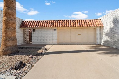 Lovely move-in ready, 1919 sq ft 2 bed/2bath furnished townhome on Sun City Lakes West and East in Arizona - for sale on GolfHomes.com, golf home, golf lot