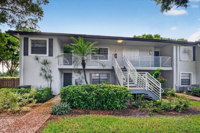 Welcome to Hunters Run Country Club! This 2 bedroom, 2 bathroom on Hunters Run Golf and Country Club in Florida - for sale on GolfHomes.com, golf home, golf lot
