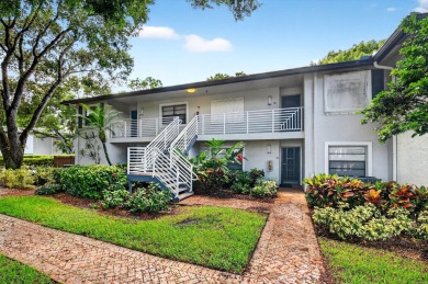 Welcome to Hunters Run Country Club! This 2 bedroom, 2 bathroom on Hunters Run Golf and Country Club in Florida - for sale on GolfHomes.com, golf home, golf lot