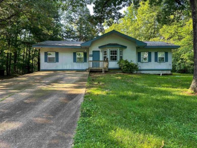 NICE SIZED HOME WITH GREAT CENTRAL LOCATION!   This 3 bedroom, 2 on Cherokee Village North Course in Arkansas - for sale on GolfHomes.com, golf home, golf lot