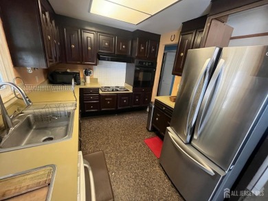 Welcome to this inviting end-unit ranch-style 2 bedroom, 1 bath on Rossmoor Golf Club in New Jersey - for sale on GolfHomes.com, golf home, golf lot