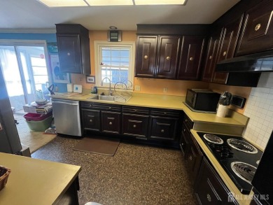 Welcome to this inviting end-unit ranch-style 2 bedroom, 1 bath on Rossmoor Golf Club in New Jersey - for sale on GolfHomes.com, golf home, golf lot