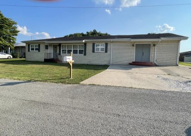 Beautifully renovated 3 bed/2.5 bath house within minutes of the on Paintsville Country Club in Kentucky - for sale on GolfHomes.com, golf home, golf lot