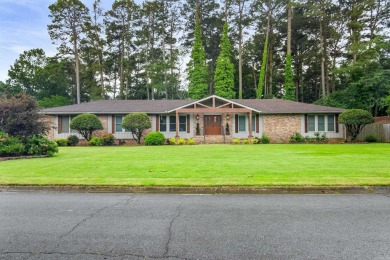 Fully remodeled and updated throughout. New roof in 2024 on Foxwood Golf Club in Arkansas - for sale on GolfHomes.com, golf home, golf lot