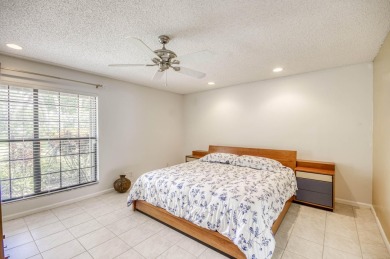 Charming 55+ community villa in Applegate at Indian Springs on Indian Spring Golf and Country Club in Florida - for sale on GolfHomes.com, golf home, golf lot