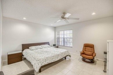 Charming 55+ community villa in Applegate at Indian Springs on Indian Spring Golf and Country Club in Florida - for sale on GolfHomes.com, golf home, golf lot