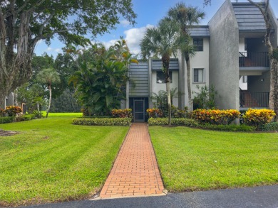 Beautifully maintained 3-bedroom townhouse in a sought-after 55+ on Fountains Golf and Country Club in Florida - for sale on GolfHomes.com, golf home, golf lot