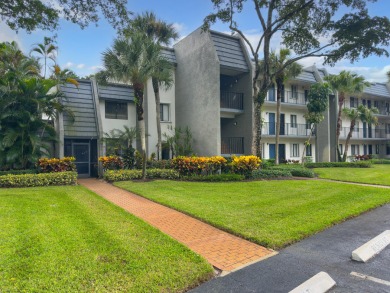 Beautifully maintained 3-bedroom townhouse in a sought-after 55+ on Fountains Golf and Country Club in Florida - for sale on GolfHomes.com, golf home, golf lot