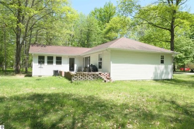 Welcome to this cozy 3-bedroom 2-bath home in Canadian Lakes on Canadian Lakes Country Club-The Royal Course in Michigan - for sale on GolfHomes.com, golf home, golf lot