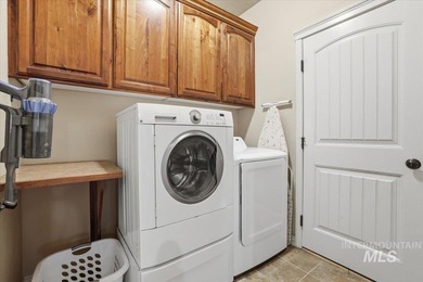 Welcome home to this beautiful 4-bedroom, 2.5-bath, two-story on Hunters Point Golf Club in ID - for sale on GolfHomes.com, golf home, golf lot