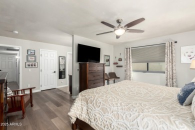 Beautifully updated 2BR, 2BA + Den Maya floor plan in the active on Cottonwood Country Club in Arizona - for sale on GolfHomes.com, golf home, golf lot