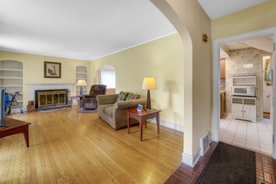 Beautiful 3 bedroom 2 bathroom house in quiet neighborhood on Lincolnshire Country Club in Illinois - for sale on GolfHomes.com, golf home, golf lot