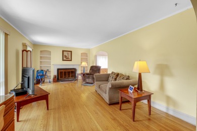 Beautiful 3 bedroom 2 bathroom house in quiet neighborhood on Lincolnshire Country Club in Illinois - for sale on GolfHomes.com, golf home, golf lot