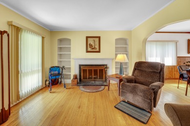 Beautiful 3 bedroom 2 bathroom house in quiet neighborhood on Lincolnshire Country Club in Illinois - for sale on GolfHomes.com, golf home, golf lot