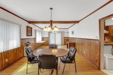 Beautiful 3 bedroom 2 bathroom house in quiet neighborhood on Lincolnshire Country Club in Illinois - for sale on GolfHomes.com, golf home, golf lot