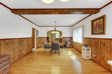 Beautiful 3 bedroom 2 bathroom house in quiet neighborhood on Lincolnshire Country Club in Illinois - for sale on GolfHomes.com, golf home, golf lot