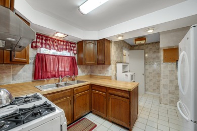 Beautiful 3 bedroom 2 bathroom house in quiet neighborhood on Lincolnshire Country Club in Illinois - for sale on GolfHomes.com, golf home, golf lot