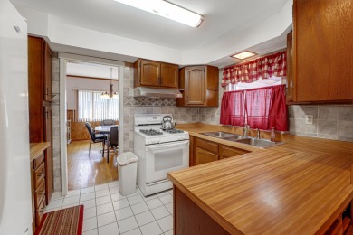 Beautiful 3 bedroom 2 bathroom house in quiet neighborhood on Lincolnshire Country Club in Illinois - for sale on GolfHomes.com, golf home, golf lot