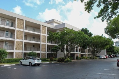 Great price for this large unit in sough afer Palm Aire CC! Very on Palm-Aire Country Club and Resort - Palms in Florida - for sale on GolfHomes.com, golf home, golf lot