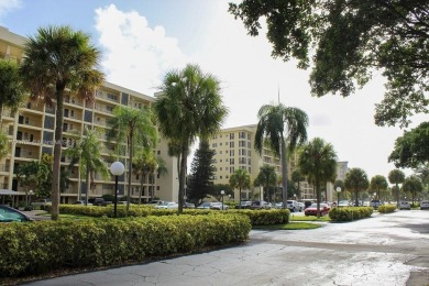 Great price for this large unit in sough afer Palm Aire CC! Very on Palm-Aire Country Club and Resort - Palms in Florida - for sale on GolfHomes.com, golf home, golf lot