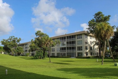 Great price for this large unit in sough afer Palm Aire CC! Very on Palm-Aire Country Club and Resort - Palms in Florida - for sale on GolfHomes.com, golf home, golf lot