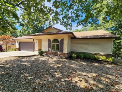 Welcome to this inviting Bella Vista corner-lot home designed on Bella Vista - Metfield Golf Complex and Country Club in Arkansas - for sale on GolfHomes.com, golf home, golf lot
