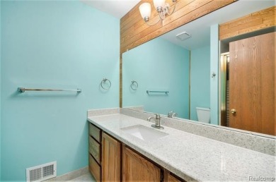 Rochester Hills two bedroom ranch condo with 2 car garage is a on Hampton Golf and Recreation Club in Michigan - for sale on GolfHomes.com, golf home, golf lot