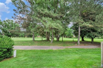 Rochester Hills two bedroom ranch condo with 2 car garage is a on Hampton Golf and Recreation Club in Michigan - for sale on GolfHomes.com, golf home, golf lot