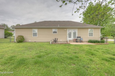 Welcome to this well-maintained, move-in ready 3-bedroom, 2-bath on Twin Hills Golf and Country Club in Missouri - for sale on GolfHomes.com, golf home, golf lot