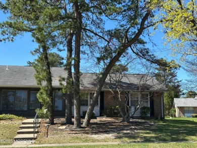 Charming 2 Bed, 2 Bath Home in gated 55+ Leisure Village West! on Leisure Village West Assoc. in New Jersey - for sale on GolfHomes.com, golf home, golf lot