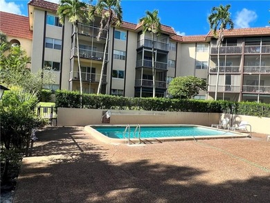 Spacious and well-maintained 2-bedroom, 2-bath condo located in on Inverrary Country Club in Florida - for sale on GolfHomes.com, golf home, golf lot