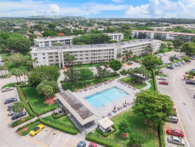 SPACIOUS 2 BED / 2 BATH LOCATED IN DESIRABLE COMMUNITY WITH on Wynmoor Golf Course in Florida - for sale on GolfHomes.com, golf home, golf lot