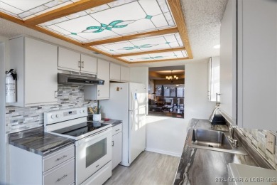 Location! Location!  Welcome to this 2 bed/ 2 bath condo located on Seasons Ridge At Four Seasons in Missouri - for sale on GolfHomes.com, golf home, golf lot