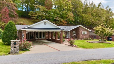 GOOD-LOOKING GREEN MEADOWS HOME! Check out this 3 bedroom 2,25 on Green Meadow Country Club in Kentucky - for sale on GolfHomes.com, golf home, golf lot