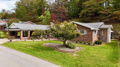 GOOD-LOOKING GREEN MEADOWS HOME! Check out this 3 bedroom 2,25 on Green Meadow Country Club in Kentucky - for sale on GolfHomes.com, golf home, golf lot